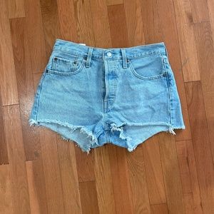 LEVI JEAN SHORTS - SIZE W28